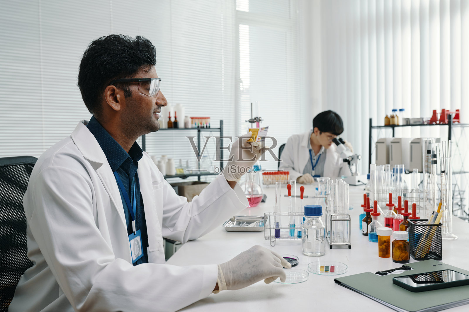 科学家在现代实验室进行实验照片摄影图片