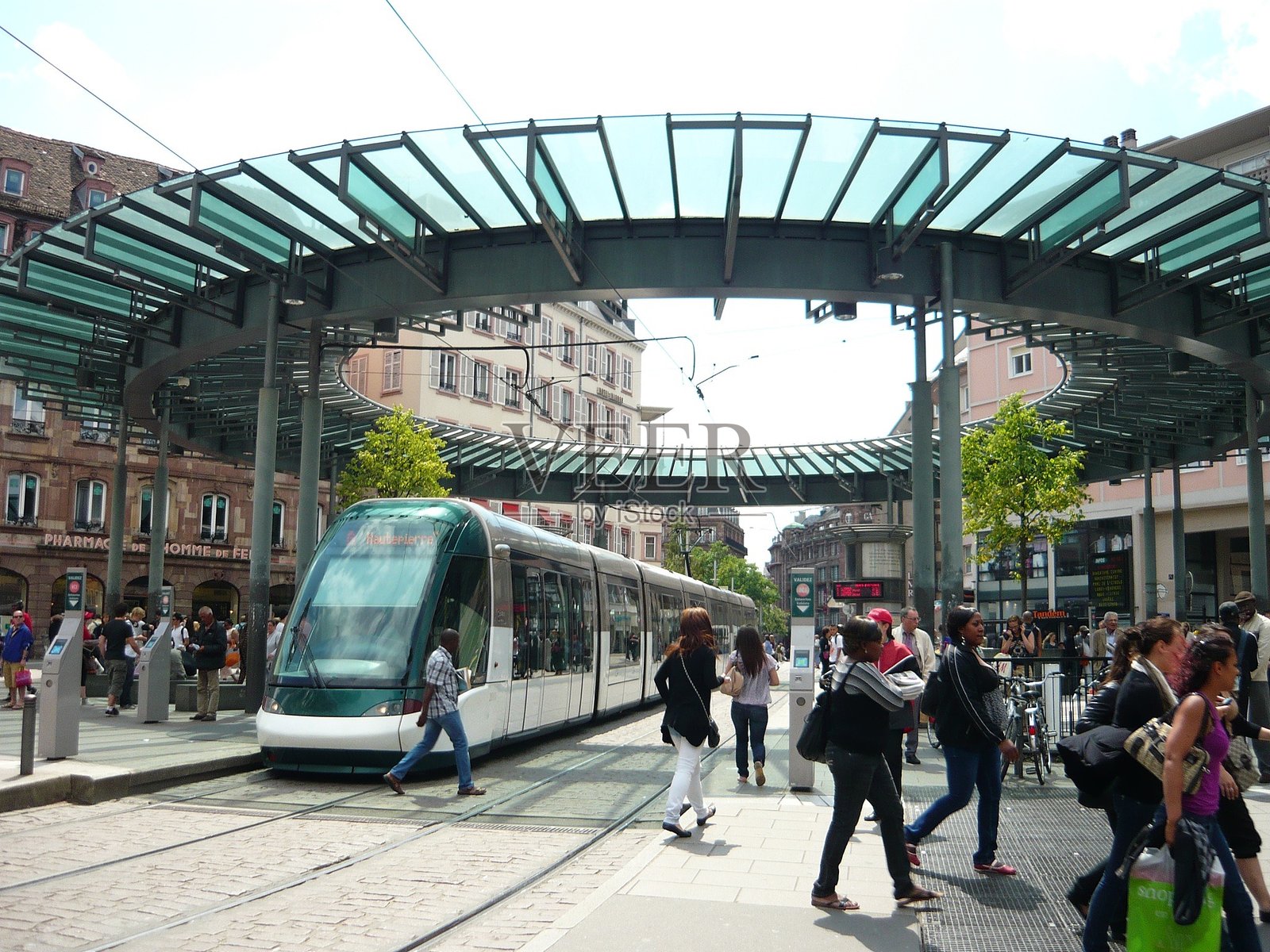 法国斯特拉斯堡的电车站乘客照片摄影图片