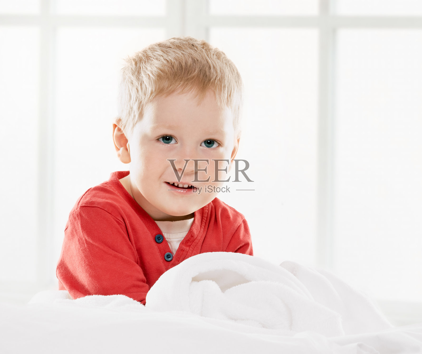 在家里的孩子照片摄影图片