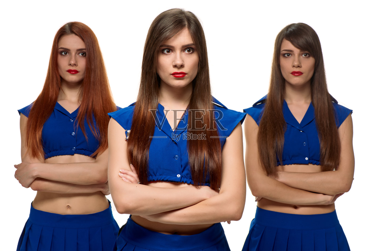 三位沉思的女性，三胞胎姐妹。照片摄影图片