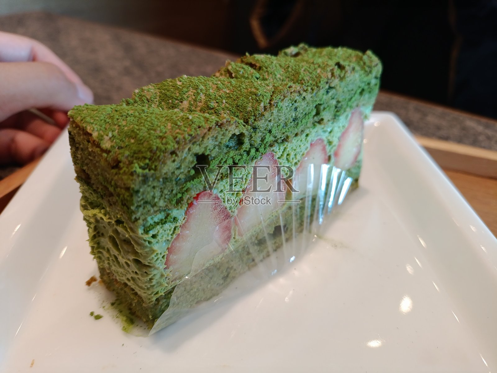 抹茶草莓蛋糕照片摄影图片