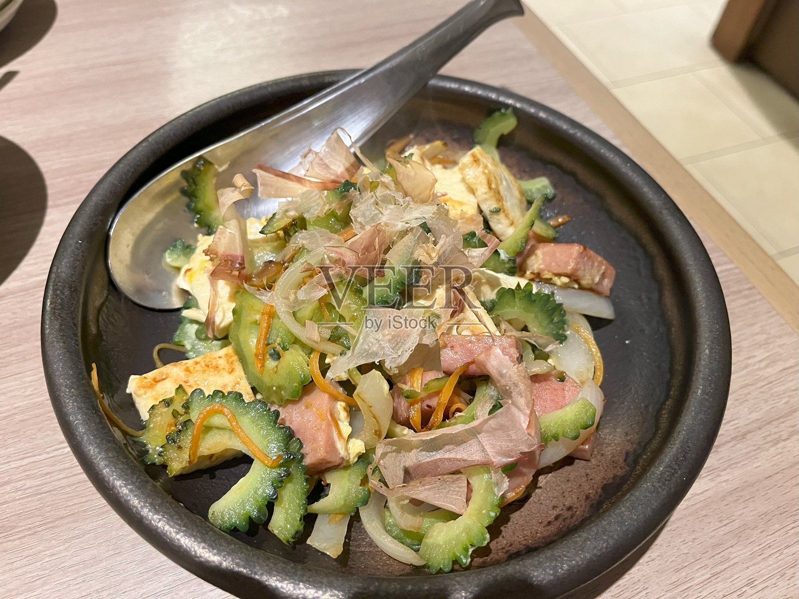 晚餐炒苦瓜照片摄影图片