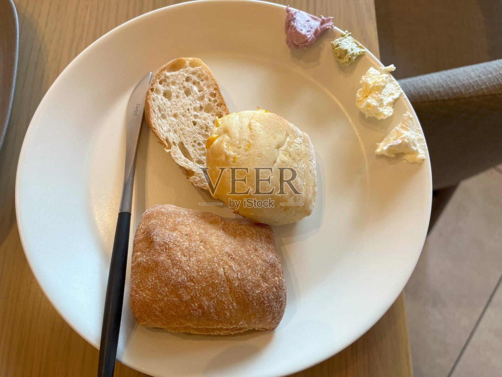 午餐时的各种黄油面包照片摄影图片