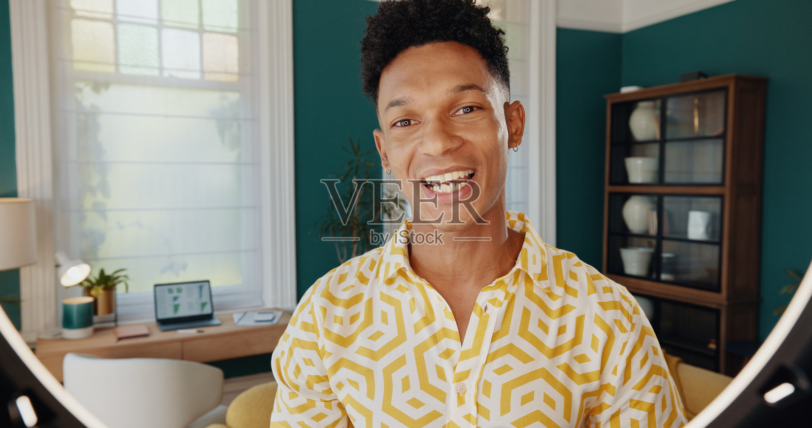 快乐的男性，肖像和影响者，使用环形灯进行网络服务、在线直播或家庭录制技巧。微笑的男性，博客或视频博主，提供有用的信息、指南或教程。照片摄影图片