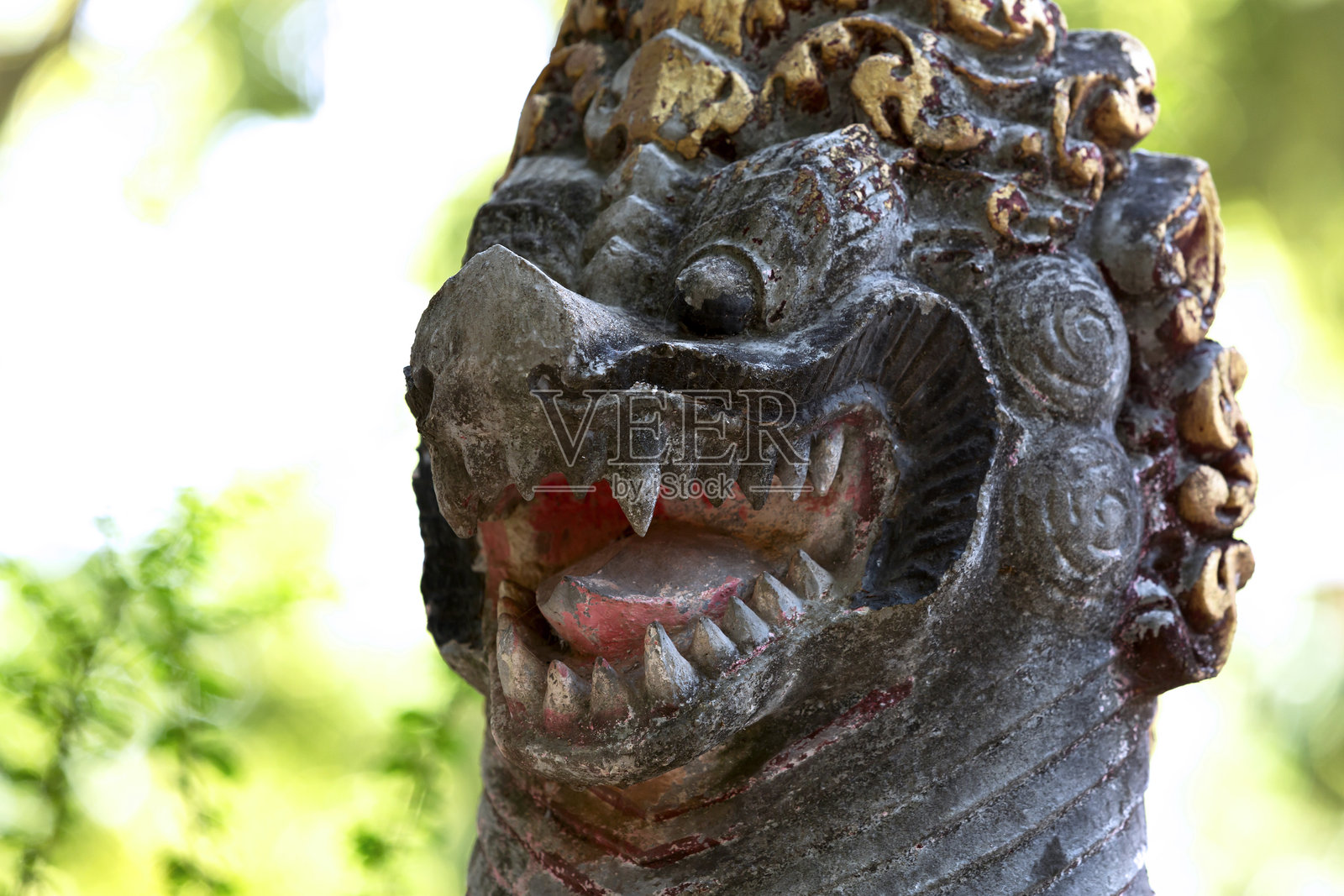 寺庙的龙，带着怪异的微笑照片摄影图片