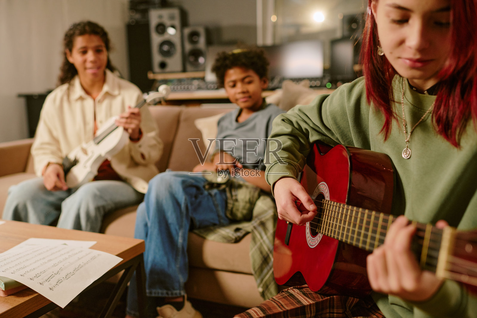 青少年女孩弹吉他照片摄影图片