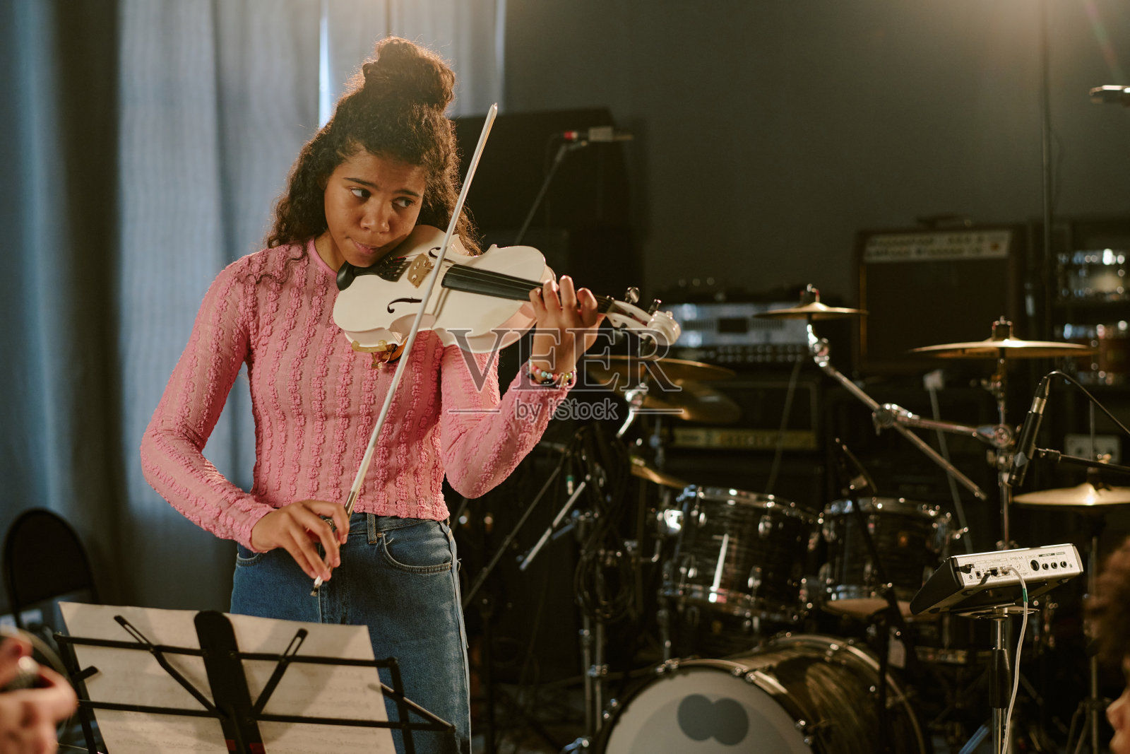 女性小提琴手在工作室参加排练照片摄影图片