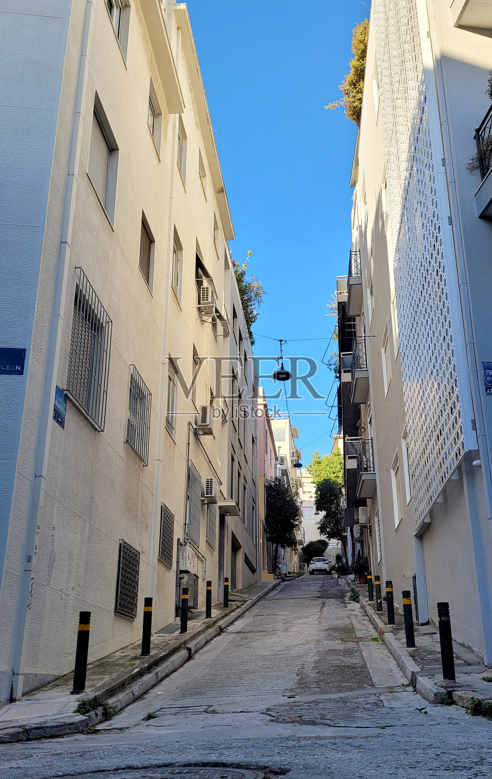 照片描述：这张照片展示了一条狭窄的倾斜城市街道。照片摄影图片