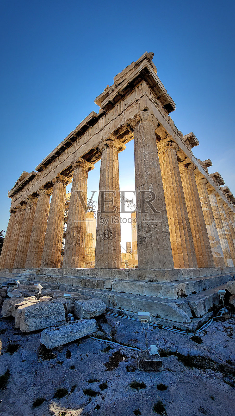 这张照片展示了一部分古希腊神庙的遗迹。照片摄影图片