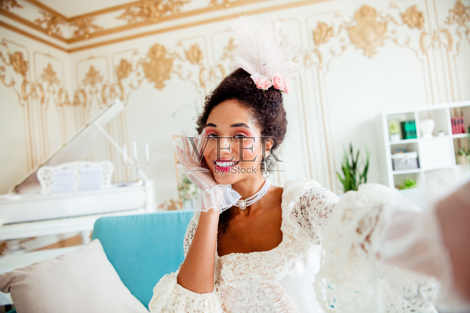 优雅的女性穿着复古裙子，在奢华的巴洛克风格装饰的室内摆姿势照片摄影图片