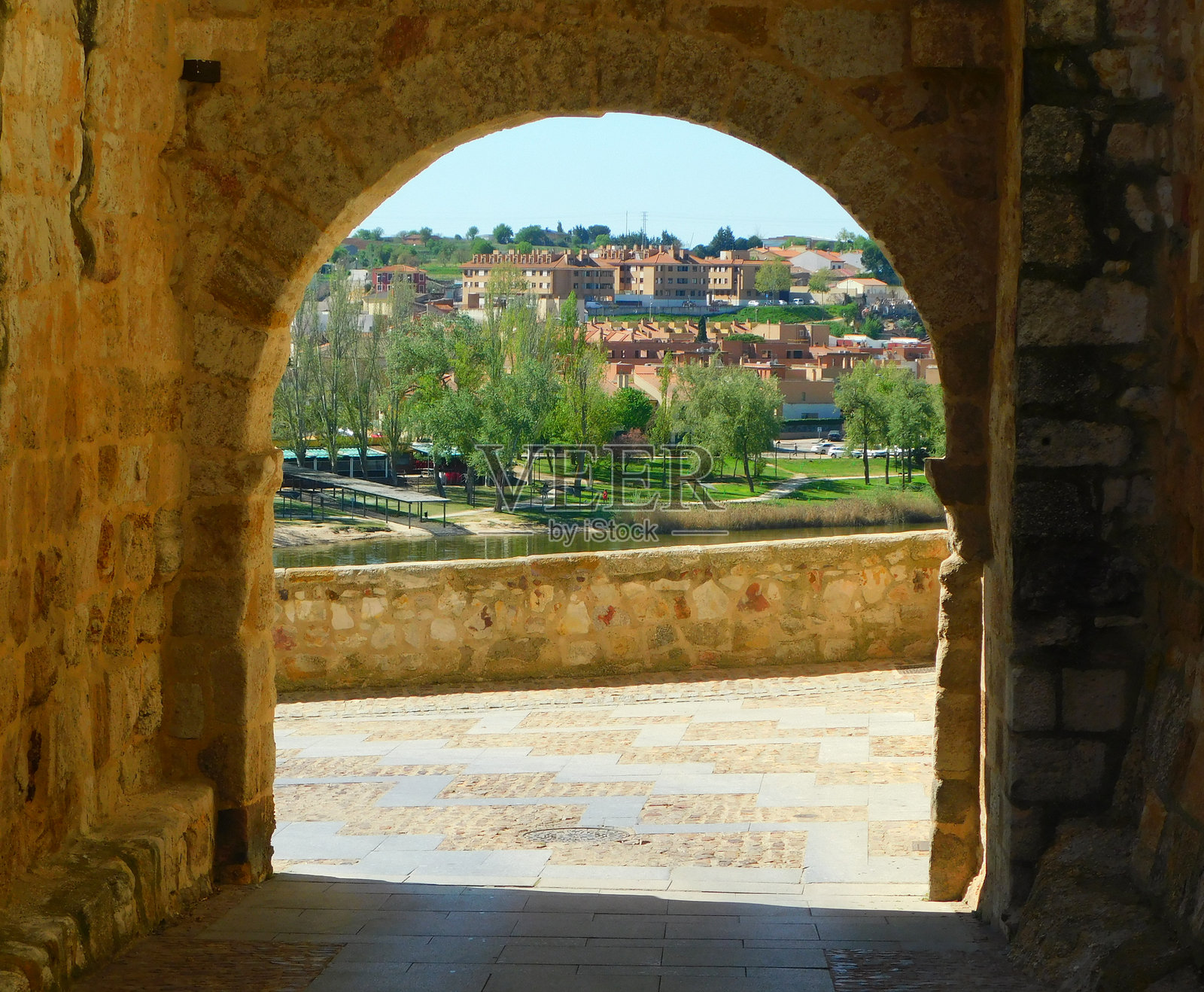 西班牙萨莫拉防御工事的拱门照片摄影图片
