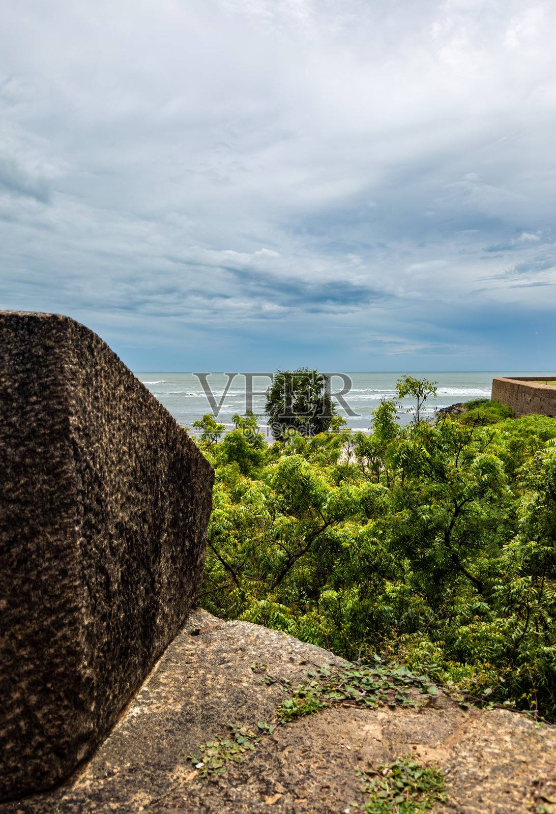 从瓦塔科泰堡垒俯瞰海洋，这是一座在昔日特拉万科尔王国统治时期为海岸防御而建造的宏伟堡垒，位于泰米尔纳德邦的坎亚库马里区。照片摄影图片