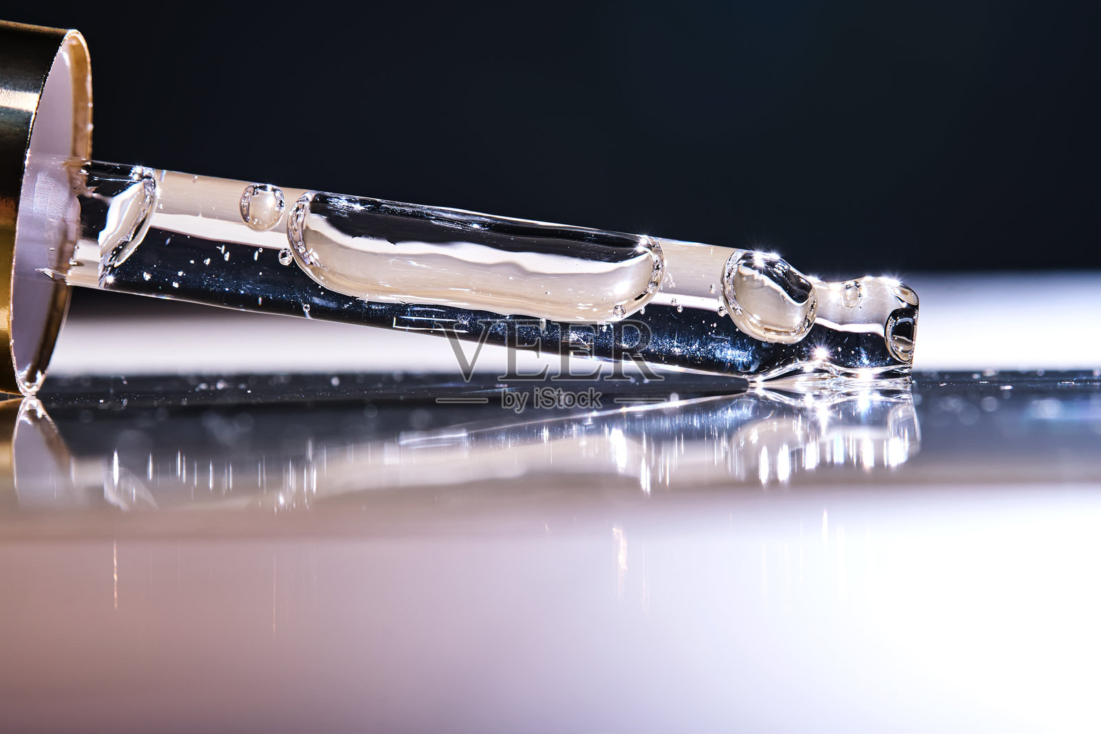 黑色背景上的血清移液管。照片摄影图片