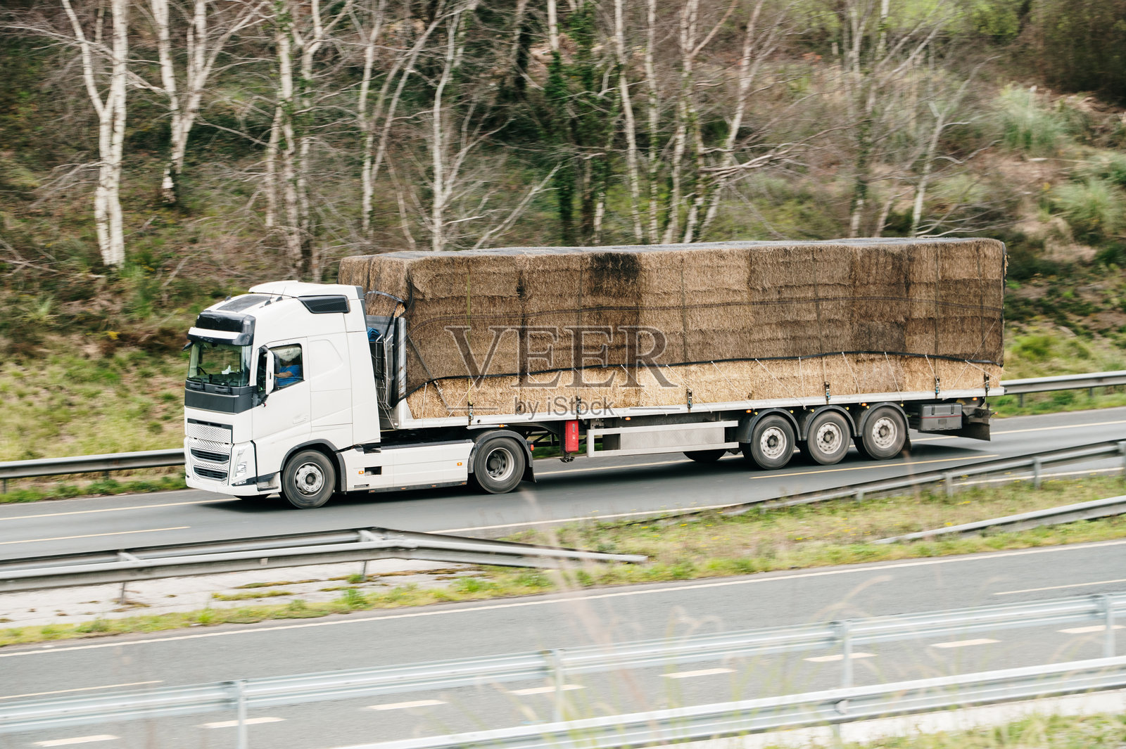 运输干草卷的卡车照片摄影图片