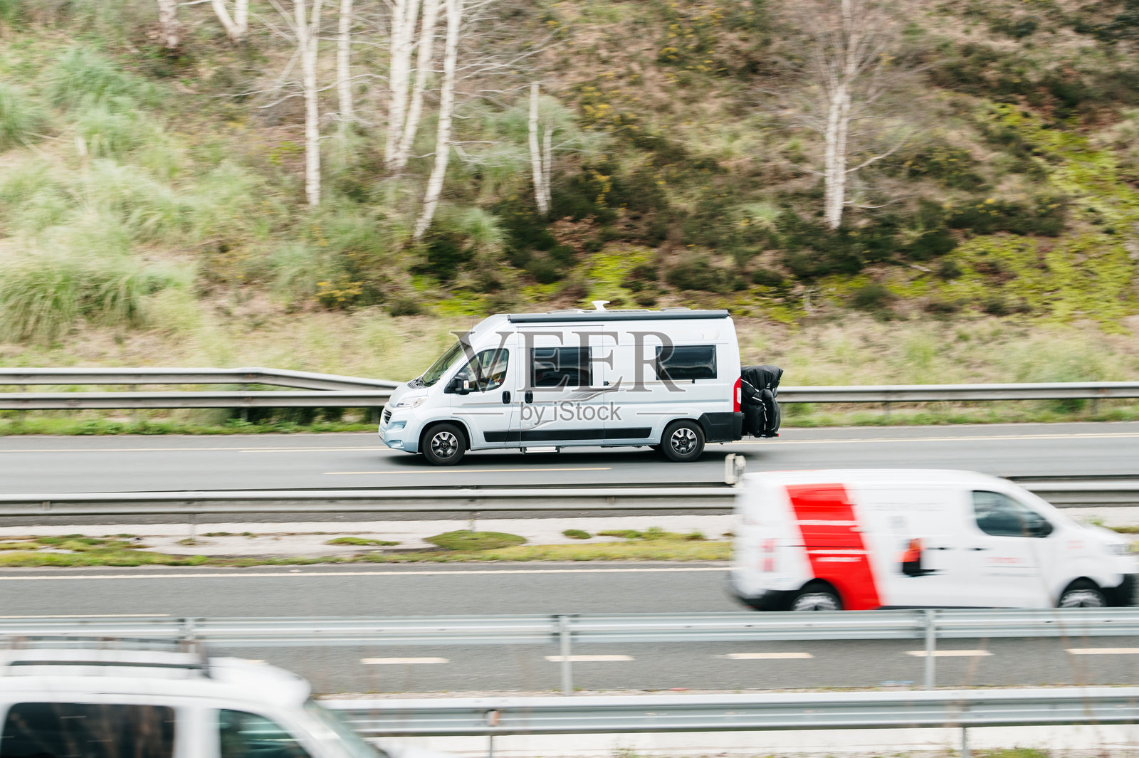 高速公路上行驶的房车照片摄影图片