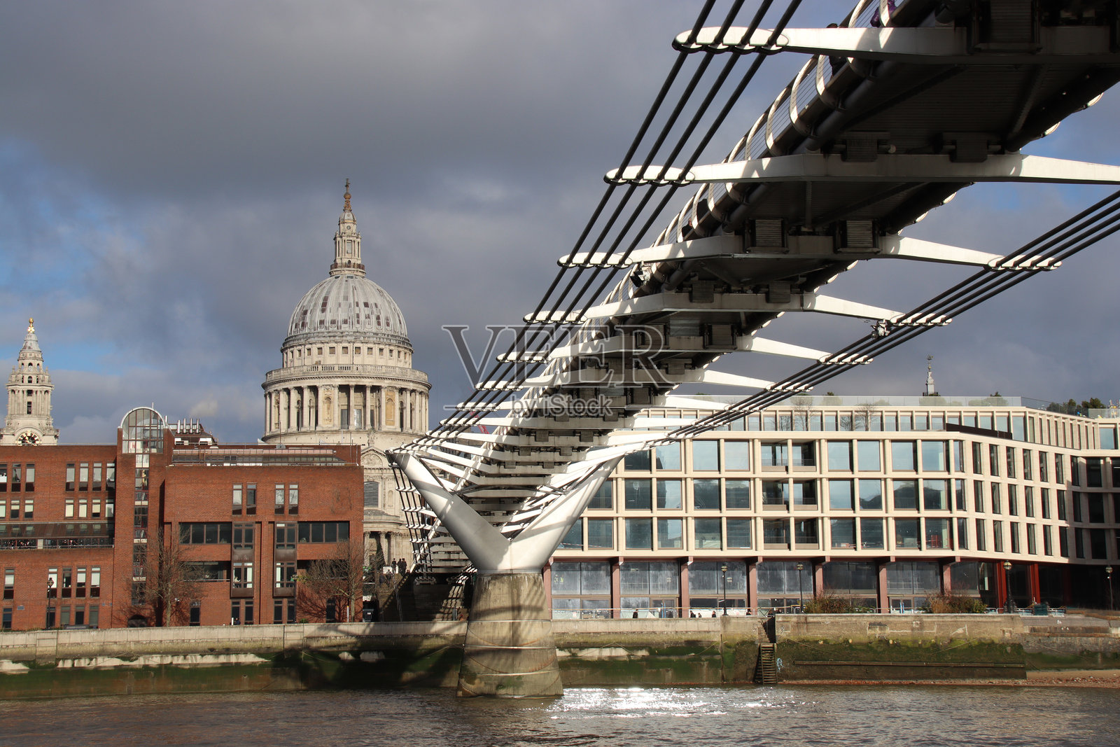 圣保罗大教堂和千年桥照片摄影图片