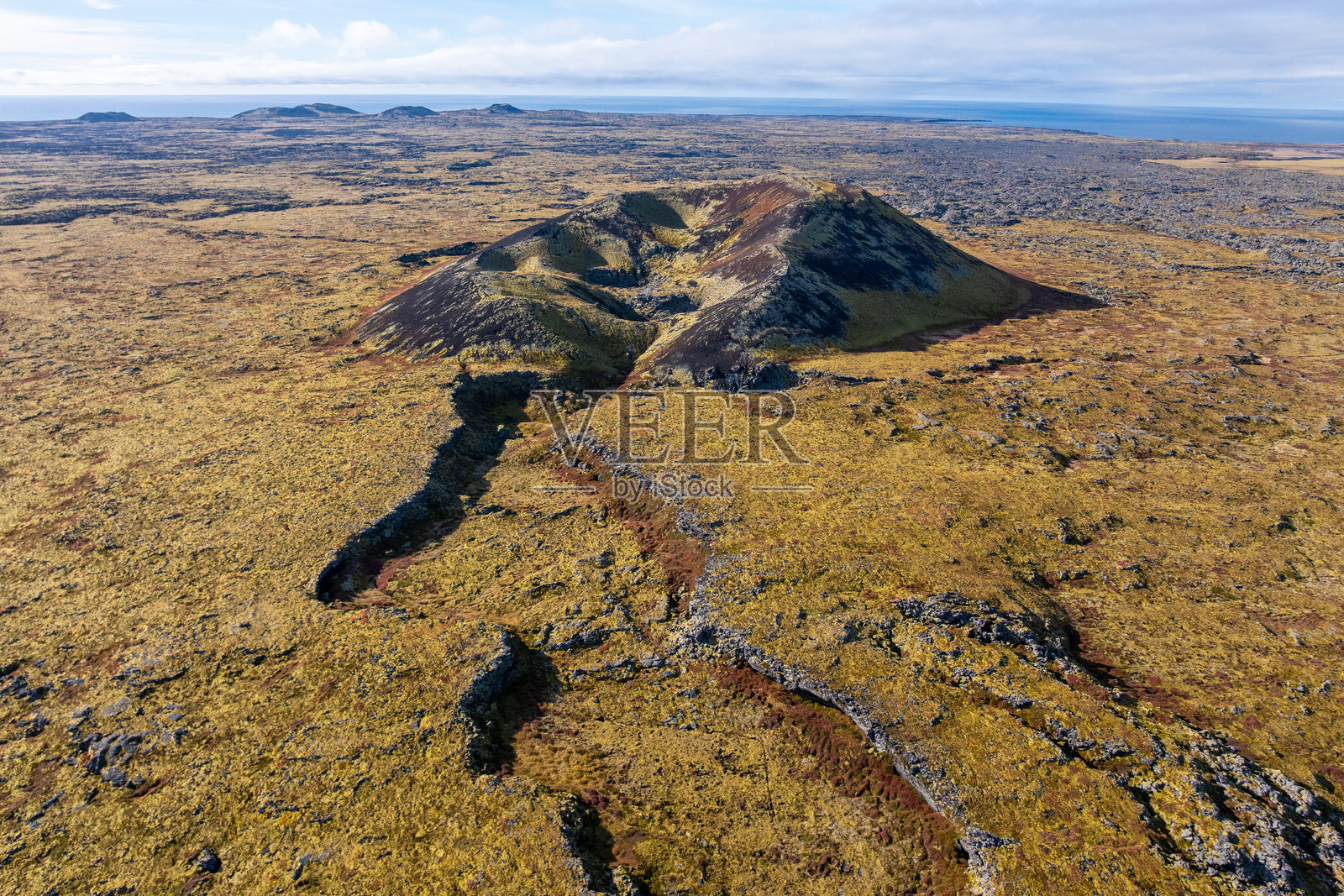 冰岛火山锥和火山口的航拍图照片摄影图片