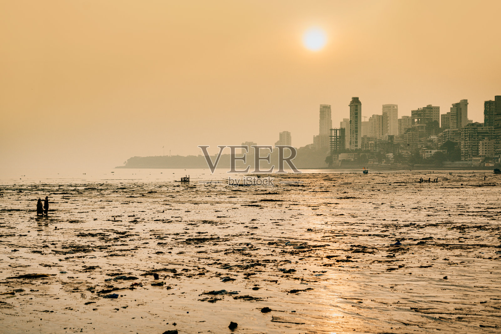 孟买天际线的美丽日落与城市海滩景观照片摄影图片