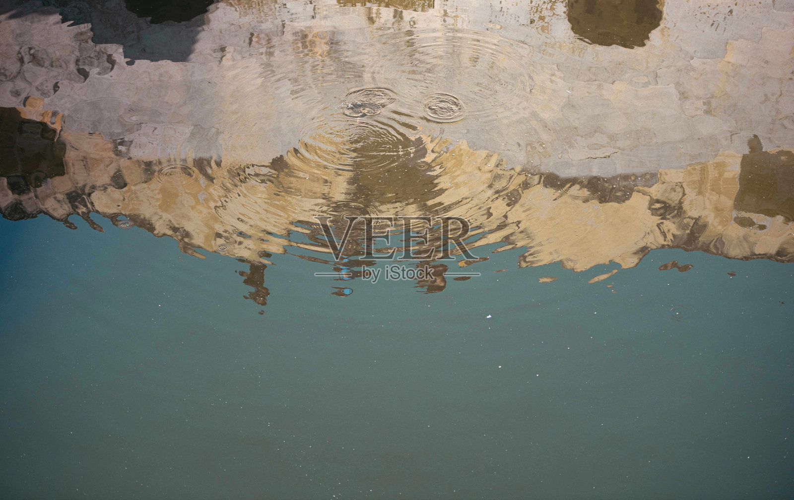 印度拉贾斯坦邦湖中的倒影照片摄影图片