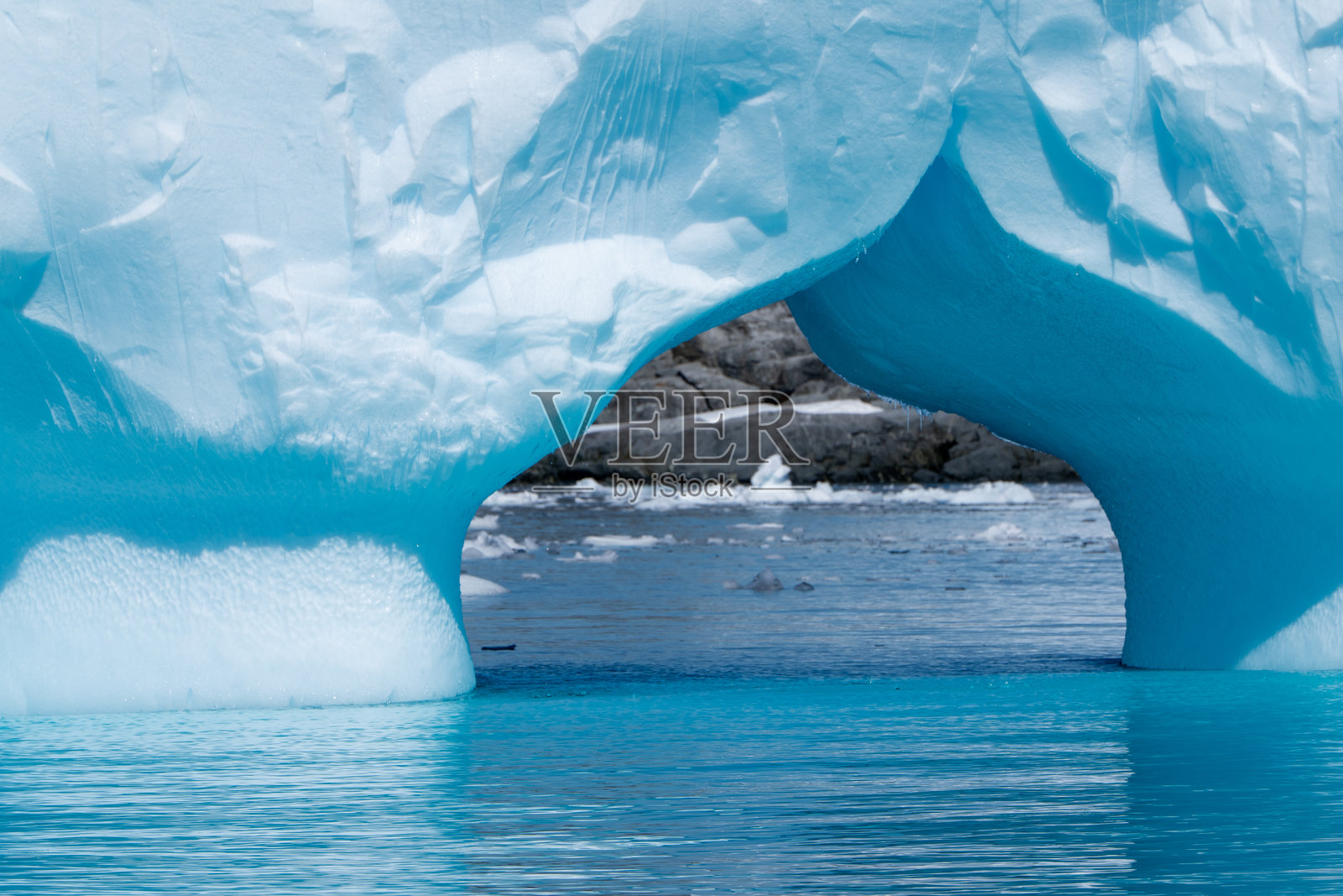 令人惊叹的南极自然。未被触碰的自然。没有人类。无尽的雪。冰川和冰山。蓝色的雪。南极海景和陆地景观。照片摄影图片