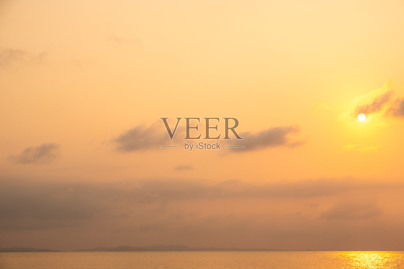 全景天际线景观，夕阳在晚空中落下，五彩斑斓的云彩和美丽的云朵图案，在柔和的光线下，海边的傍晚。照片摄影图片