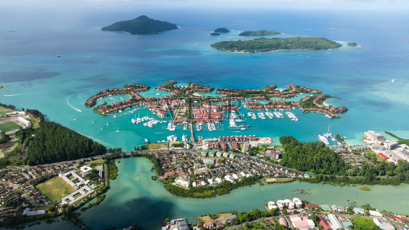 埃登岛的清晰视野，拥有着码头和绿色环境，塞舌尔，马埃。照片摄影图片