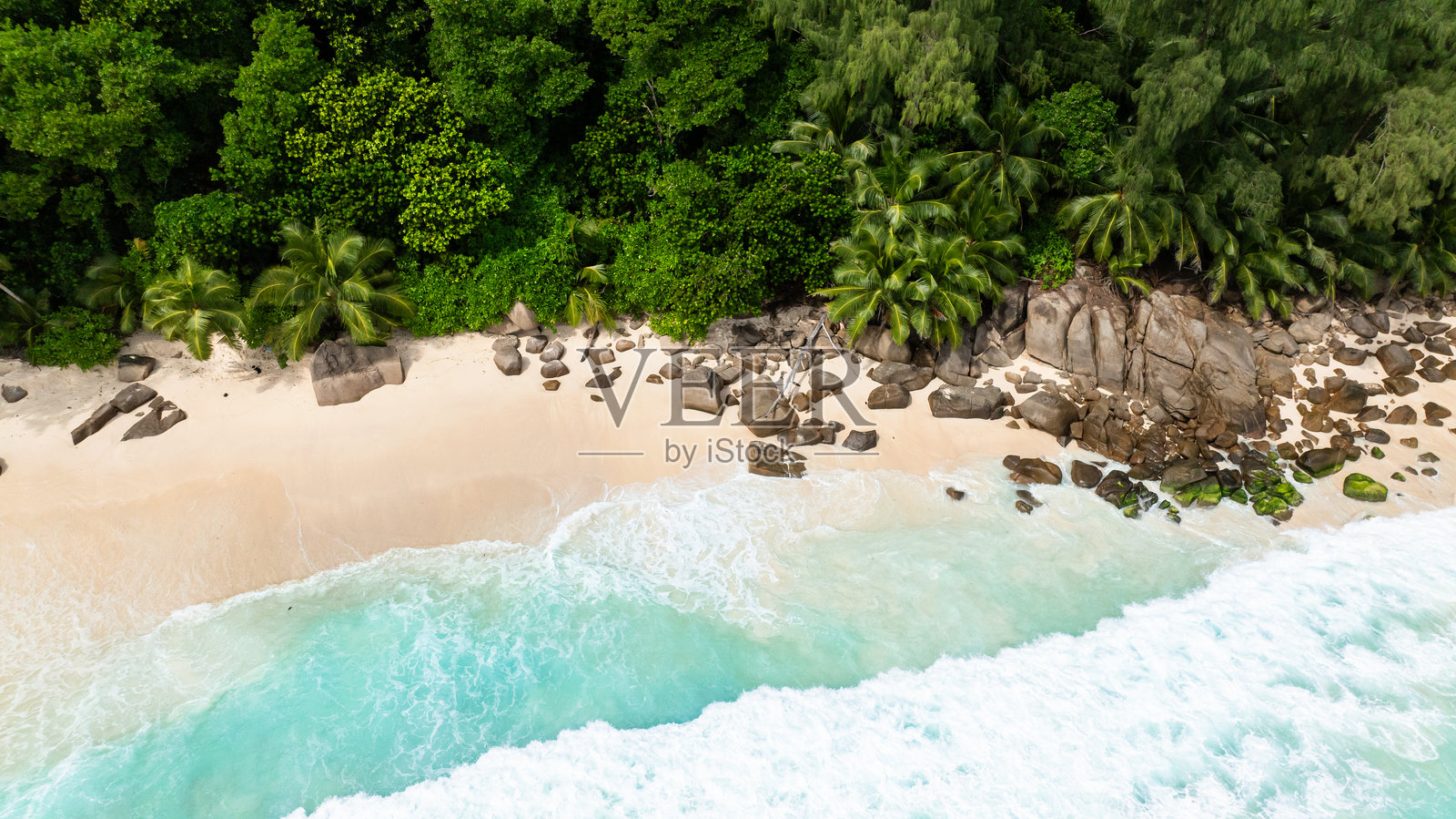 清澈的绿松石色海水沿着岩石热带海滩。塞舌尔，马埃。照片摄影图片