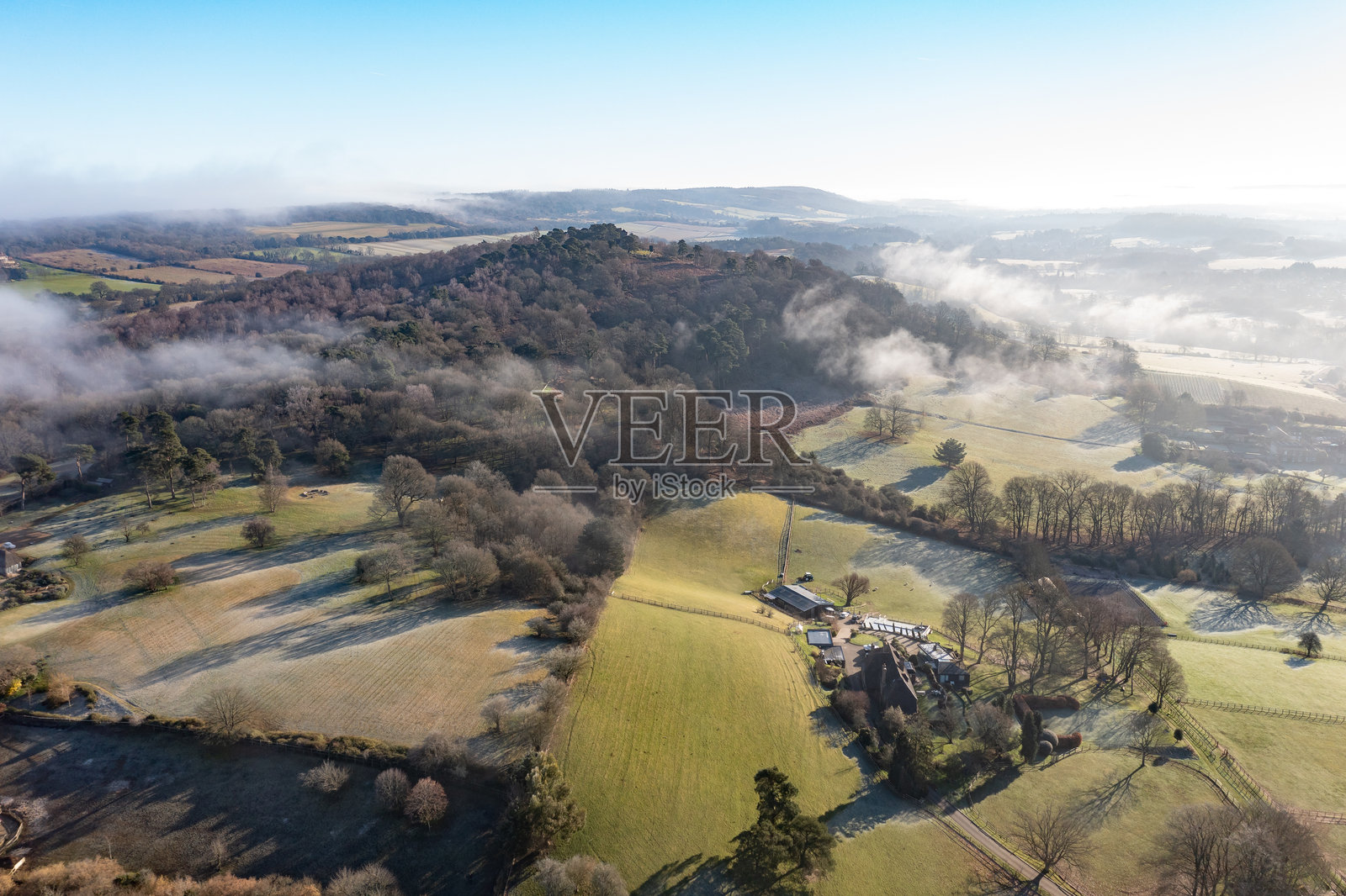 英格兰萨里晨雾航拍景观照片摄影图片
