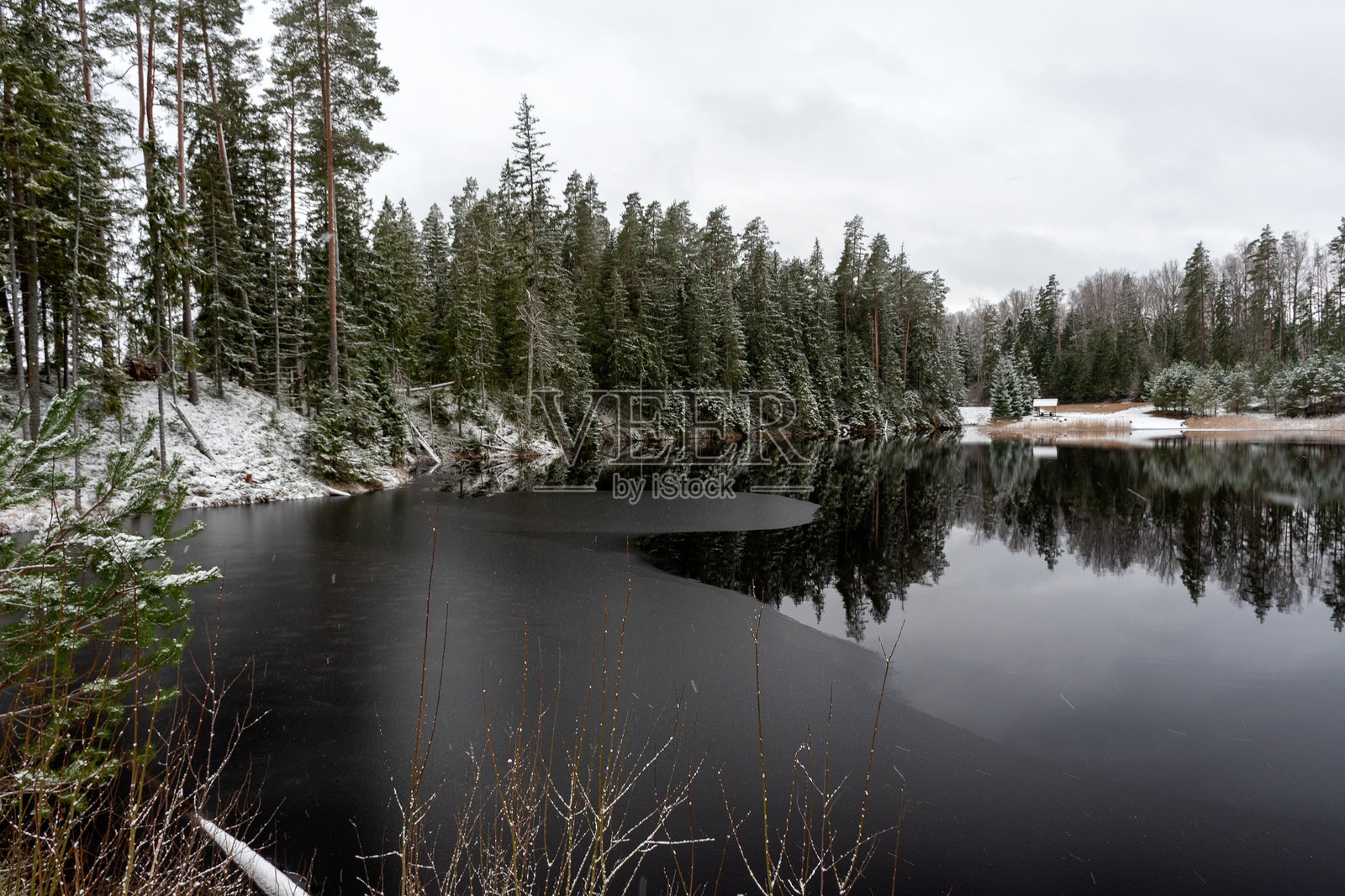 冬季风景，湖泊、神奇的雪覆盖树木和湖面倒影，迷人的冬日。照片摄影图片