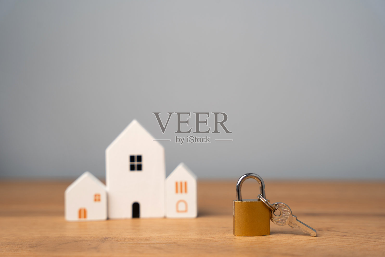 挂锁和木屋。安全概念。保险。安全和报警系统、视频监控、运动和入侵传感器。照片摄影图片