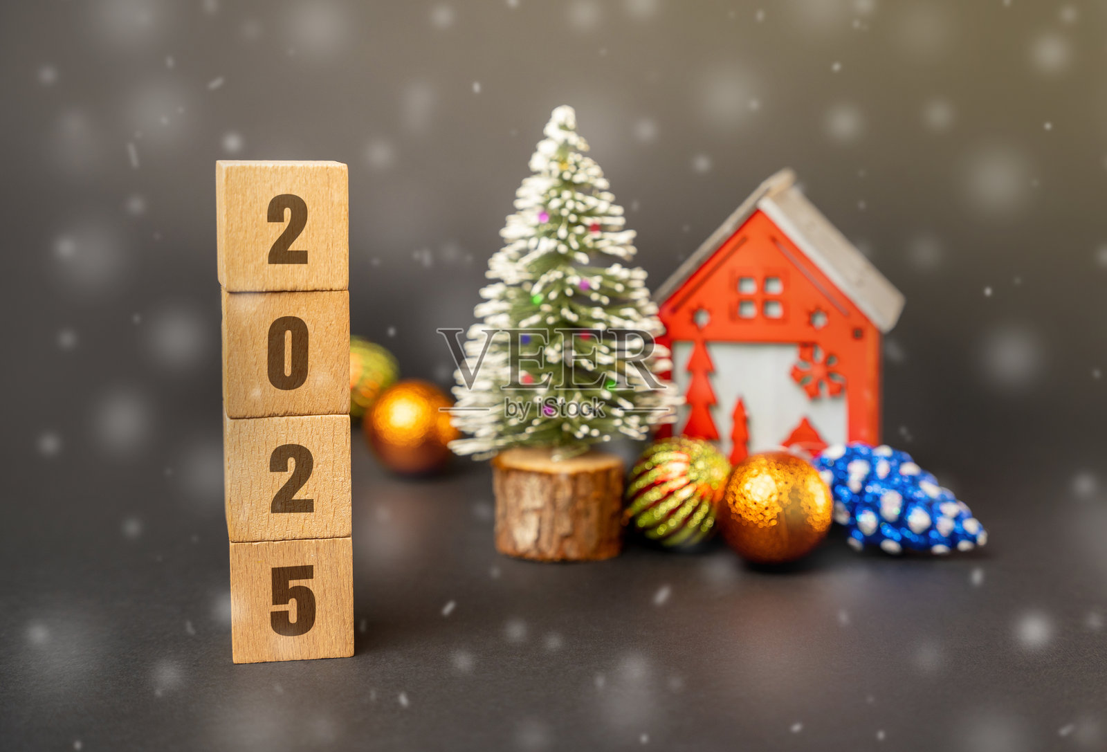 积木2025，圣诞树和红色房子。圣诞快乐，新年快乐！圣诞概念。节日冬季假期。雪花飘落。照片摄影图片