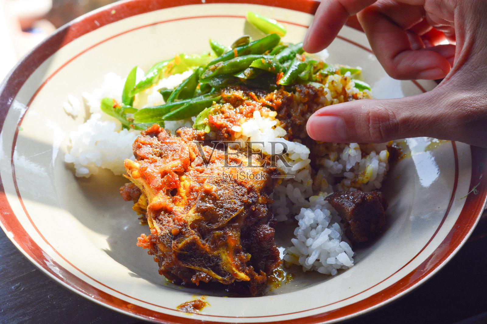 印尼美食特写，浓郁丰富的香料，仁当和牛肉咖喱照片摄影图片