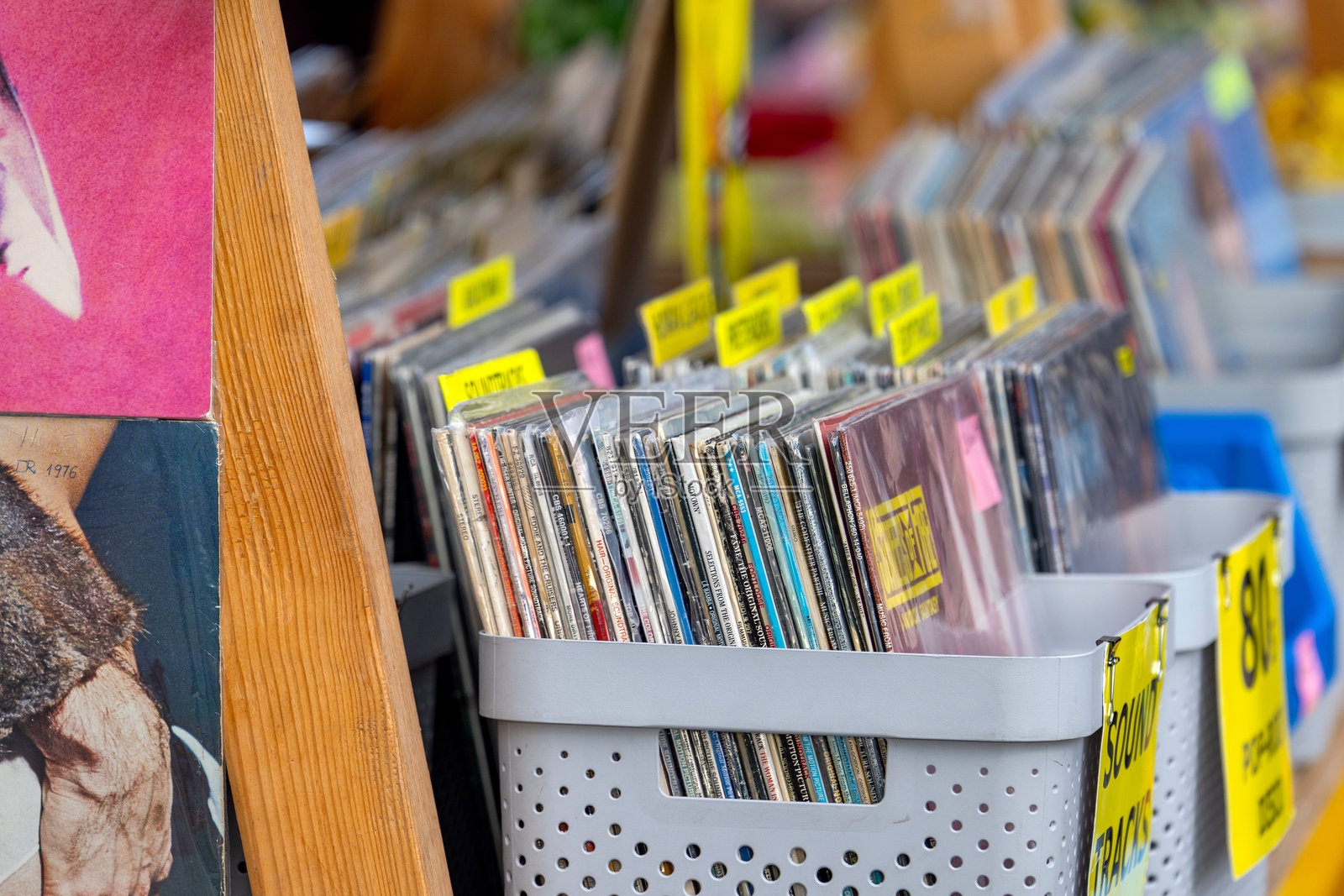 装在箱子里的黑胶唱片照片摄影图片