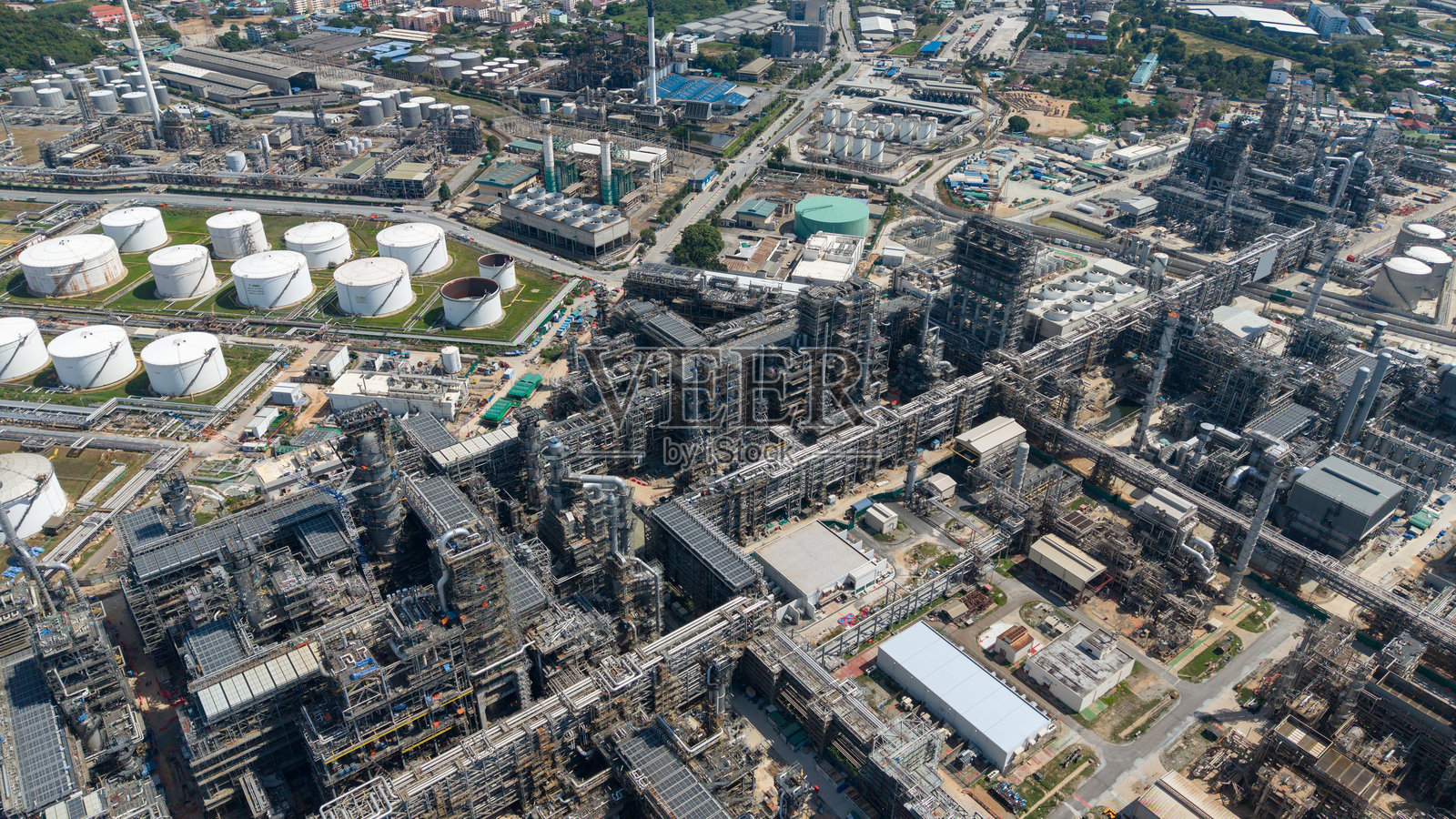 航空视角的石油炼油厂，石油和天然气炼油背景，石化工业商业，炼油厂的能源和燃料，生态系统地产。燃料炼油行业。照片摄影图片