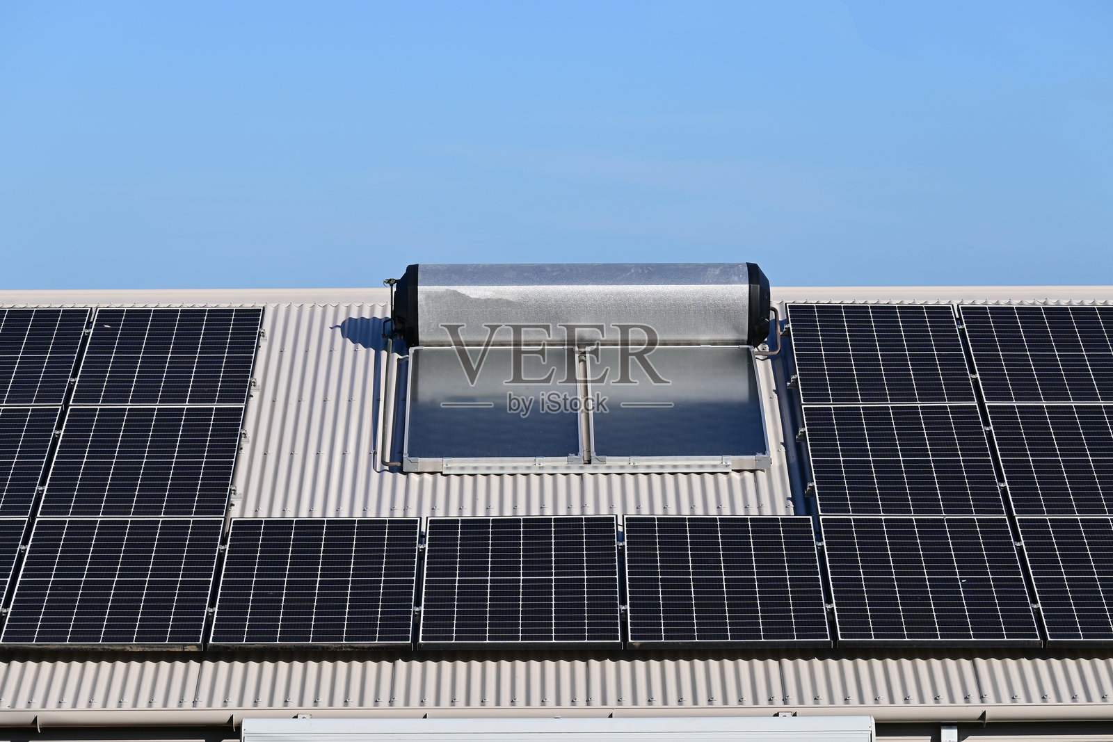 房屋屋顶上的太阳能电池板照片摄影图片