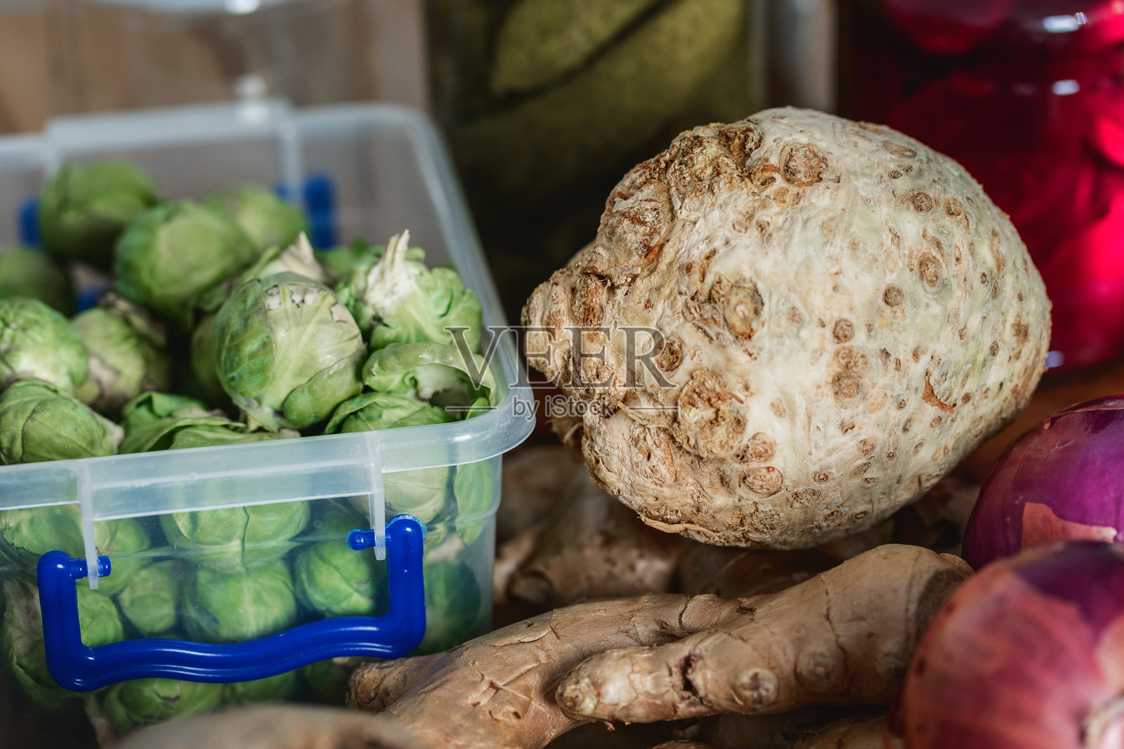 芹菜根和布鲁塞尔芽菜放在桌子上照片摄影图片