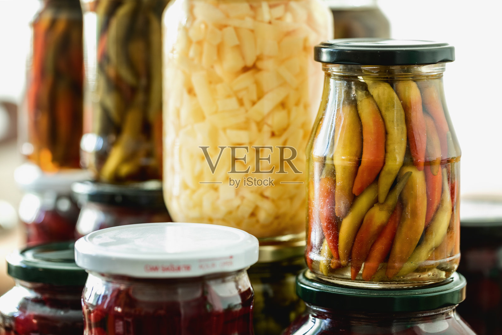 发酵的辣椒和姜装在玻璃罐中照片摄影图片