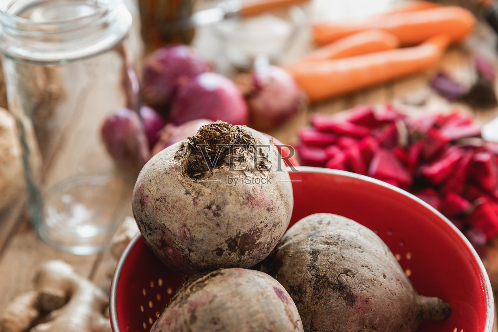 自然发酵的红甜菜根克瓦斯制作过程照片摄影图片