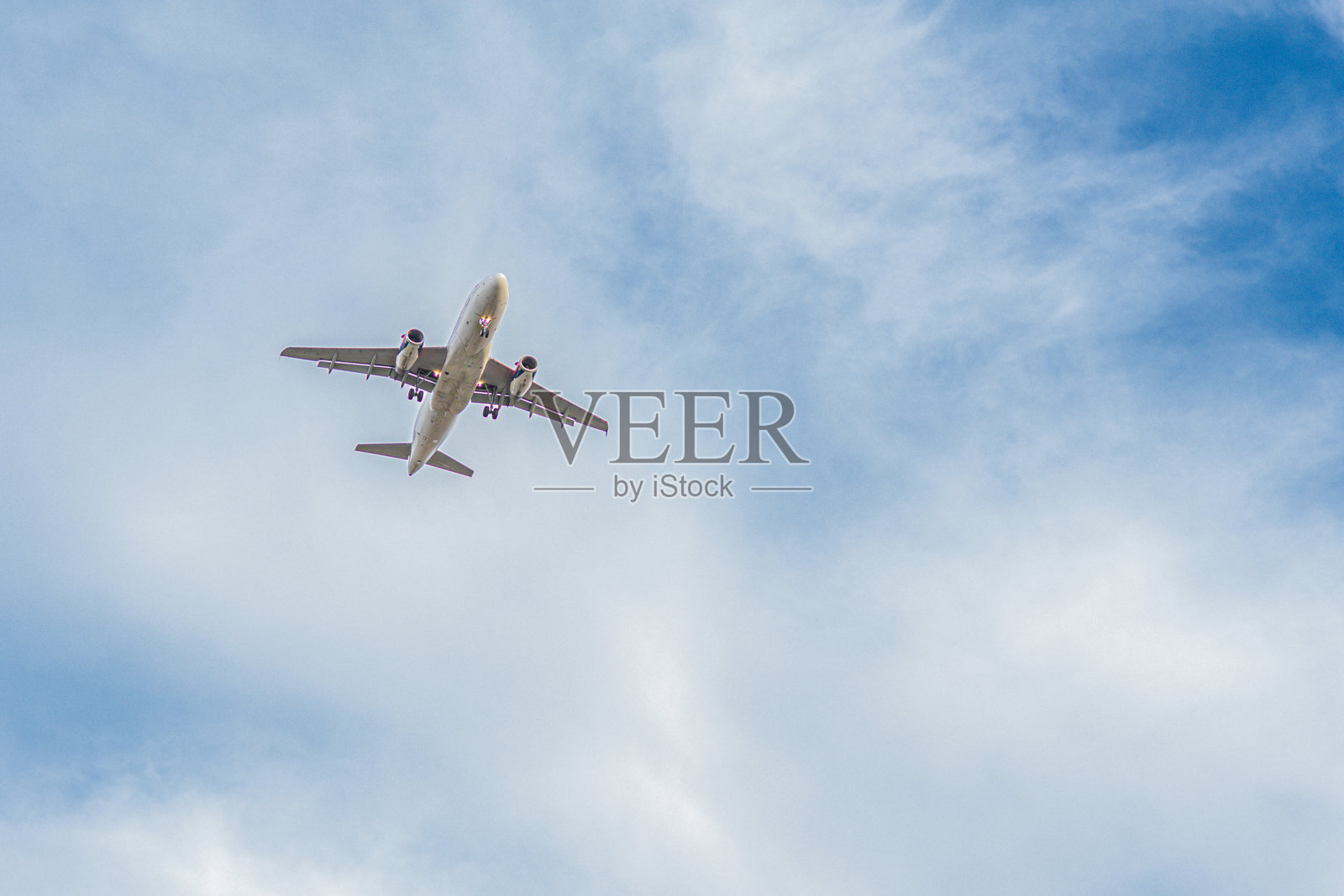 蓝天上的飞机。照片摄影图片