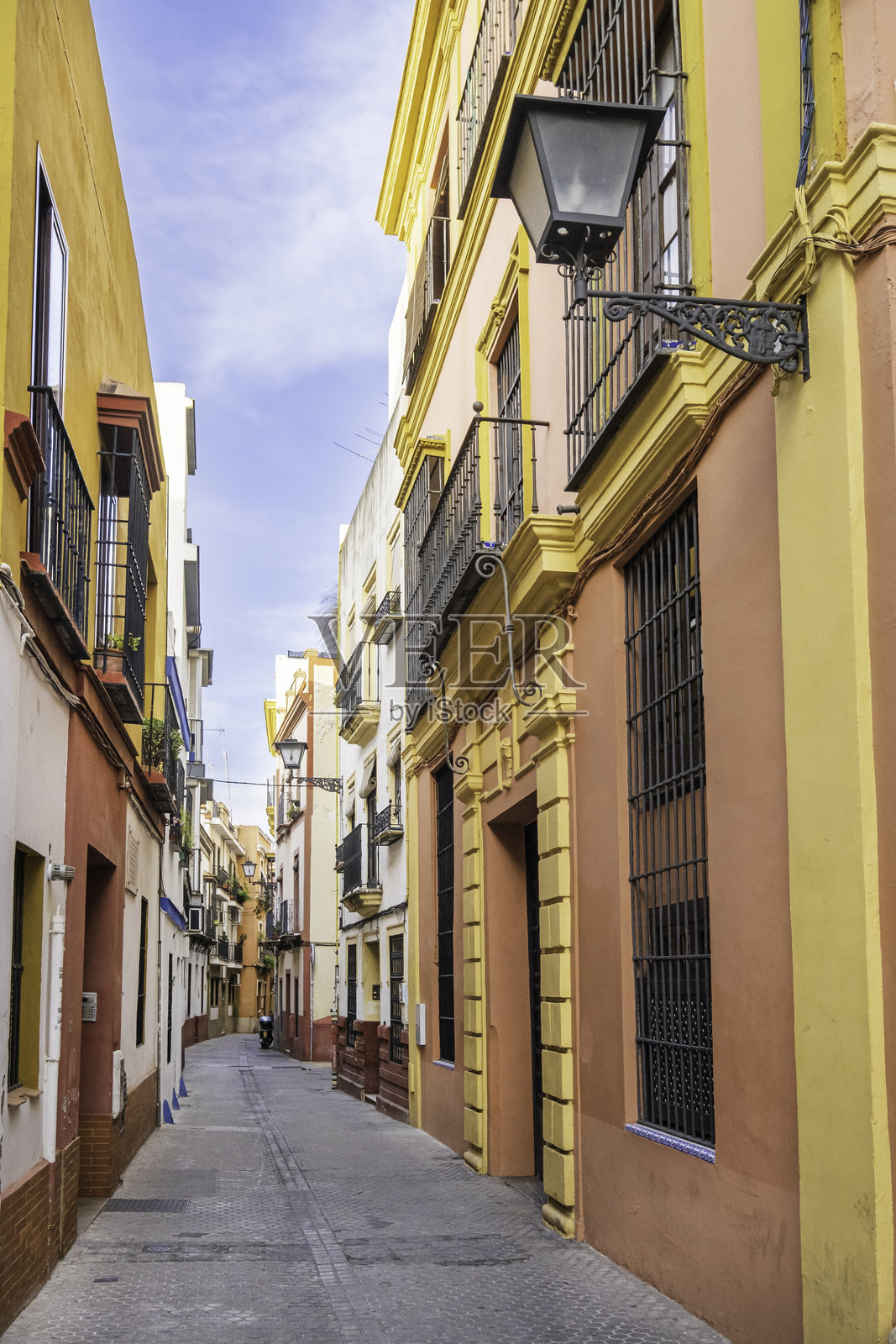 塞维利亚历史区的一瞥，这是西班牙美丽的安达卢西亚城市之一。照片摄影图片