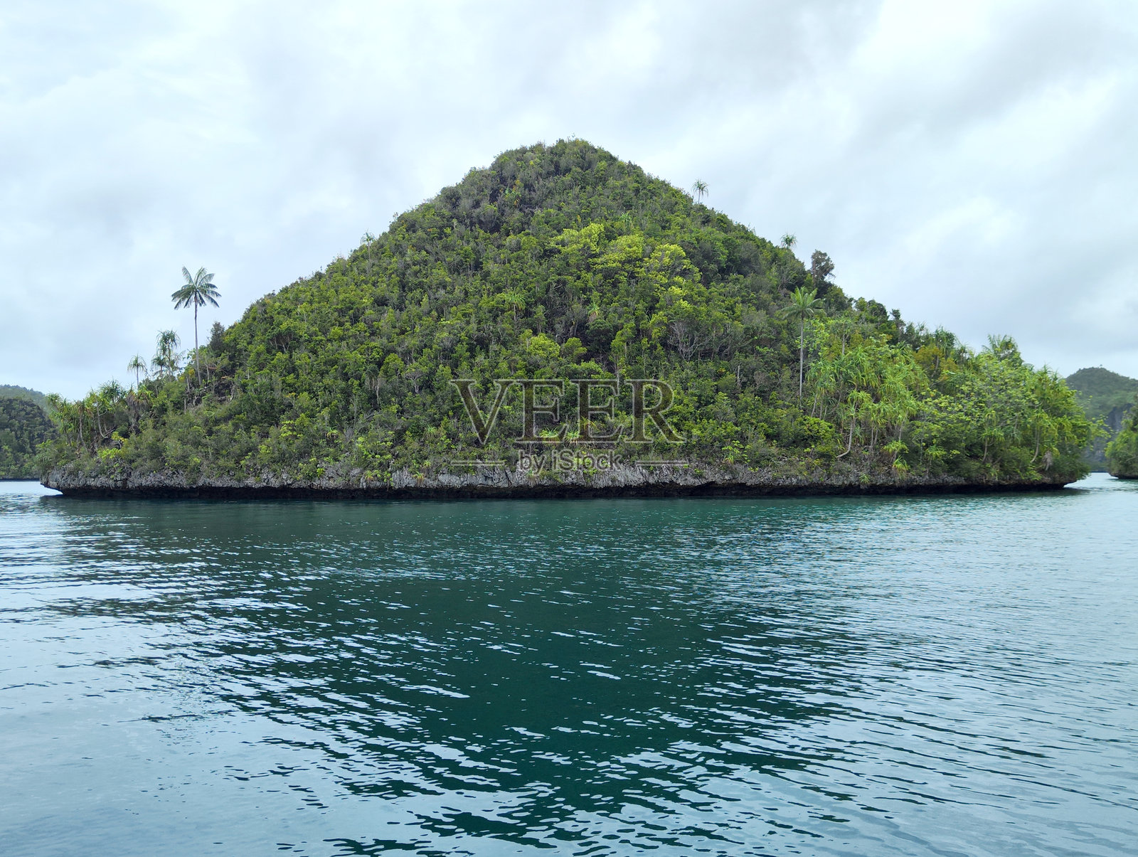 印尼拉贾安帕特的瓦亚格泻湖喀斯特小岛照片摄影图片