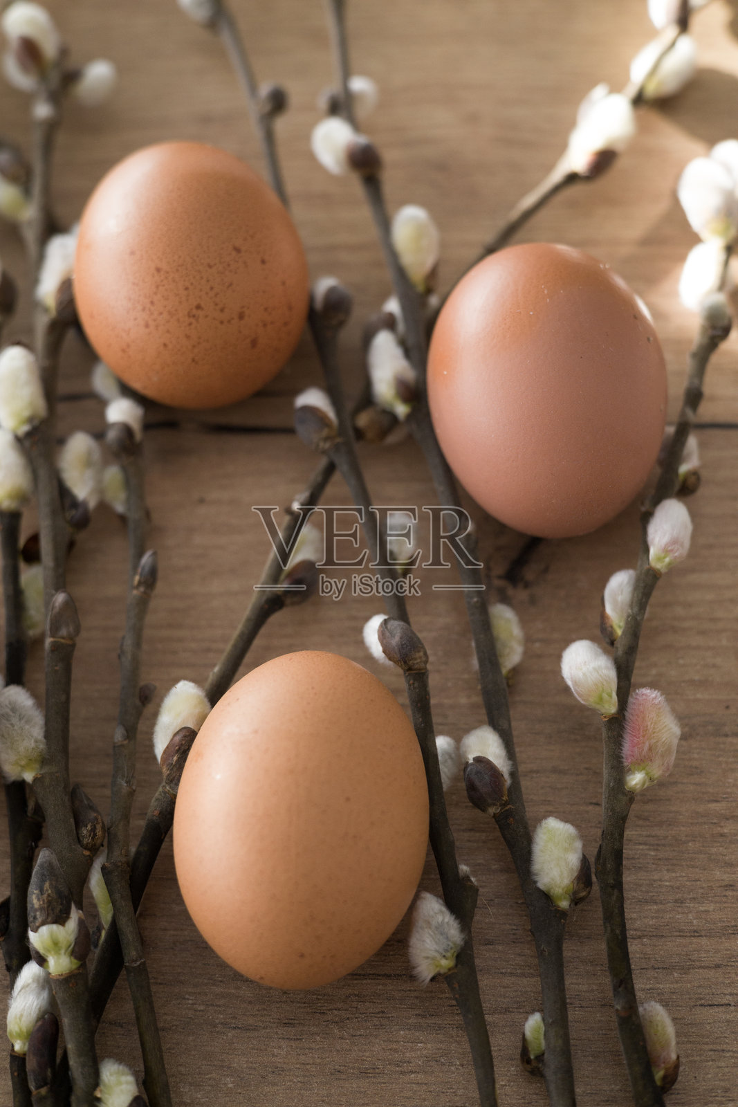 新鲜农场鸡蛋装在纸箱里，放在木桌上。鸡蛋在蛋盒中。照片摄影图片