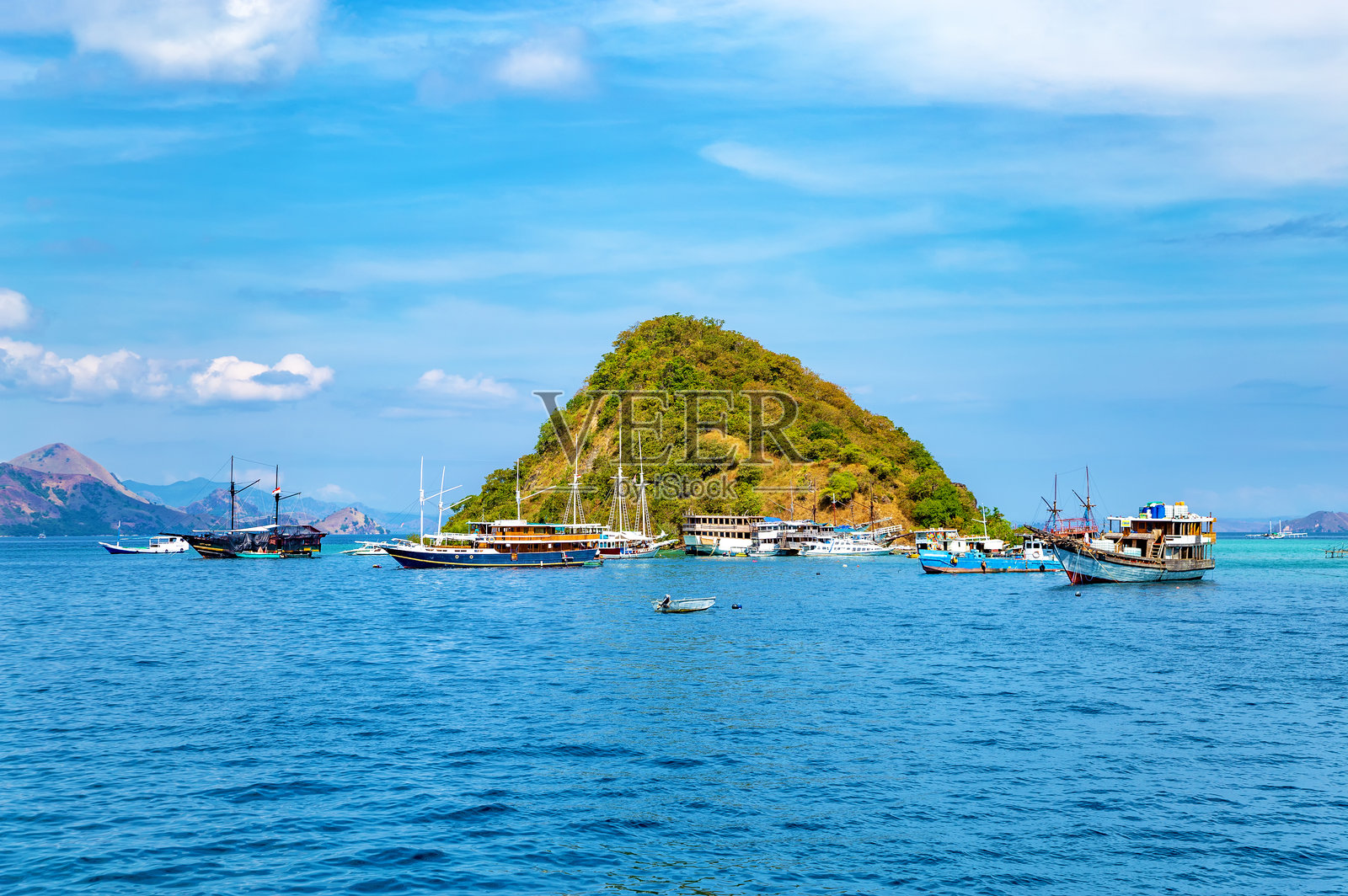 传统的菲尼斯帆船，位于印度尼西亚弗洛雷斯岛的拉布安巴霍。照片摄影图片