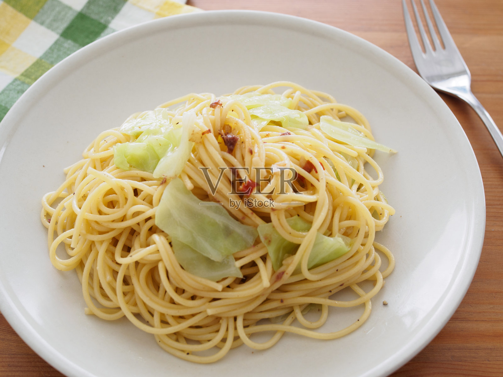 卷心菜和凤尾鱼意大利面照片摄影图片