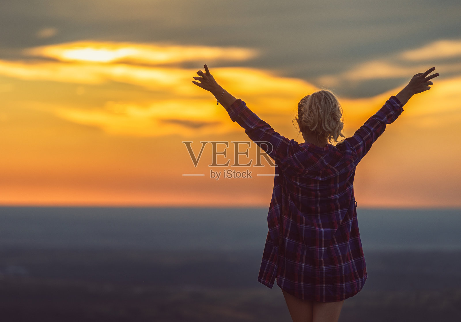 享受日落时分的宁静时刻照片摄影图片