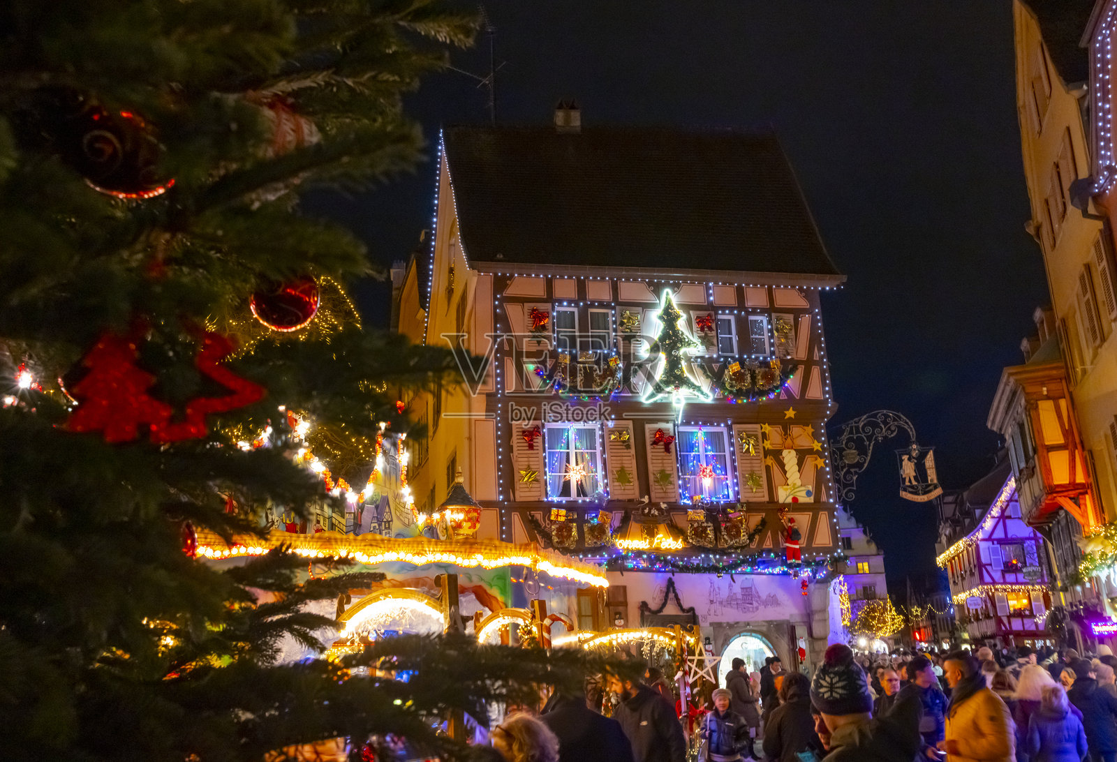 阿尔萨斯科尔马老城的传统圣诞灯饰市场照片摄影图片