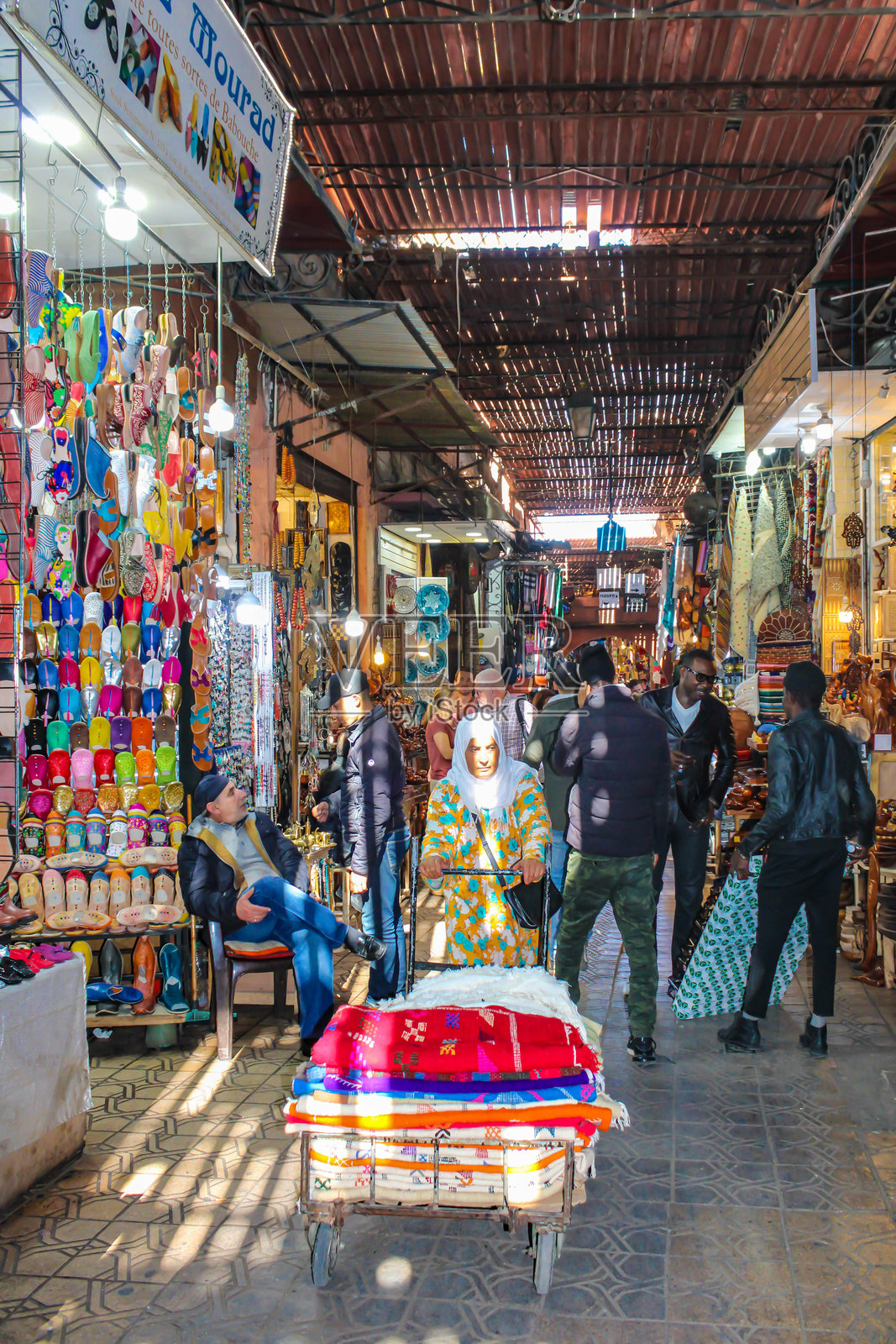 马拉喀什麦地那的街头生活，游客和当地人走过露天市场照片摄影图片