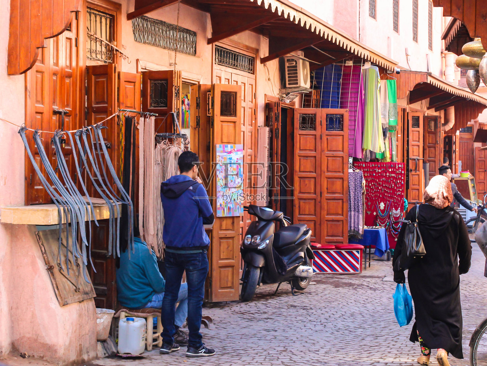 马拉喀什麦地那的街头生活,当地人在露天市场漫步照片摄影图片