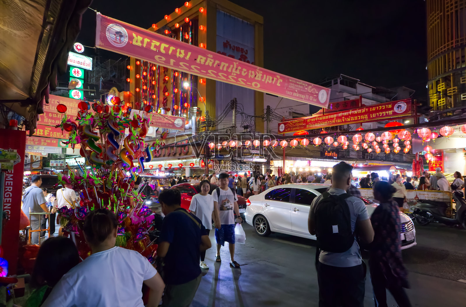 游客在曼谷瑶瓦叻的街头小吃中散步、购物和吃东西照片摄影图片