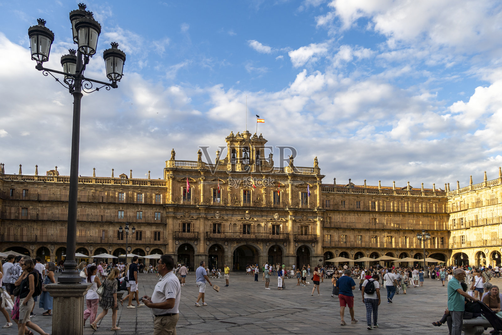 西班牙萨拉曼卡拥挤的街道照片摄影图片